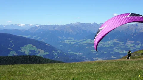 Paraglider taking off from a mountain - start, Kronplatz, Italy HD Vidéo 32295285