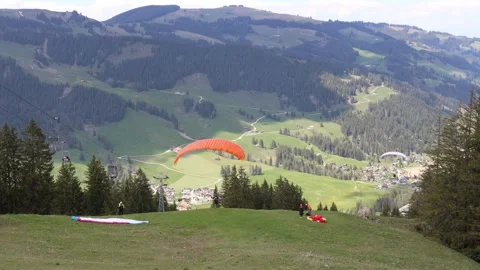 Paraglider taking off from the mountain top Vidéo 274975986
