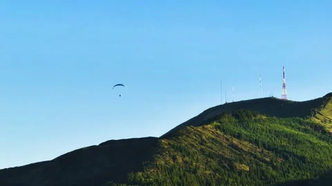 Paraglider on thrilling flight from Pico da Barrosa on São Miguel island, aerial 스톡 동영상 301285715