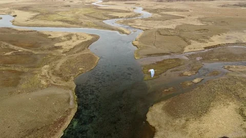 Paraglider tracking above braided channels of the Thjorsa River in 스톡 동영상 343878403
