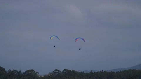 Paragliders flying Vídeo Stock 154874265