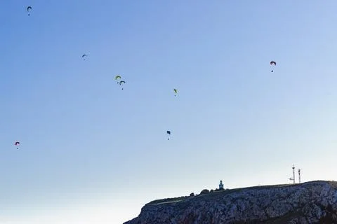 Paragliders flying in sky. Foto stock