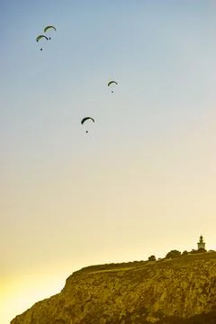 Paragliders flying in sky. Foto stock
