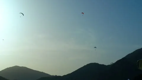 Paragliders flying sunset. 動画素材 324913217