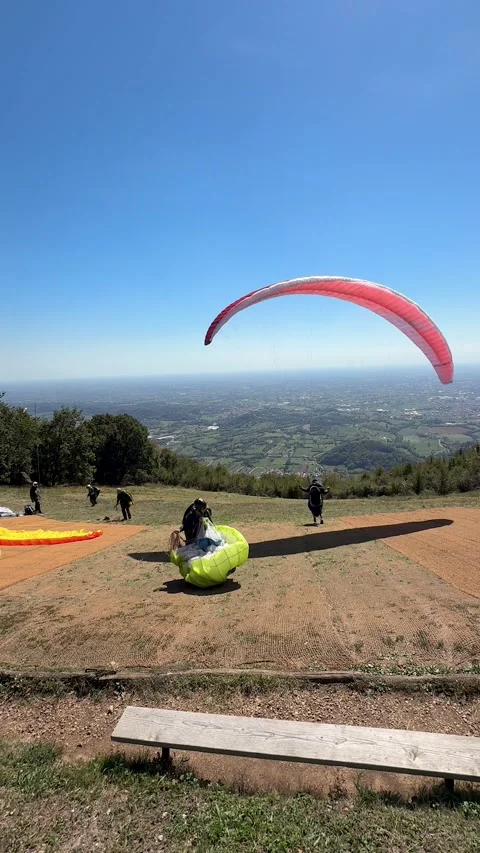 Paragliders 스톡 동영상 345745934