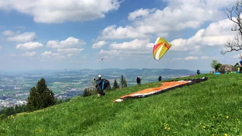 Paragliders parachute prepairing to jump from mountain Zug Switserland Zugerb Vidéo 196196447