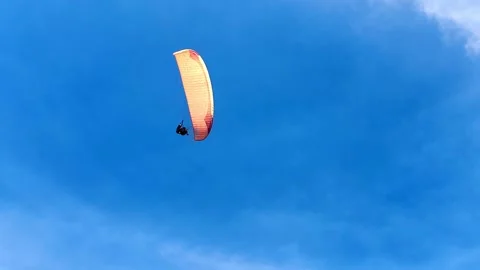 Paragliders Soaring Over Turquoise Ocean and Cliffs at Gunung Payung Beach Bali Vídeos de archivo 334561304
