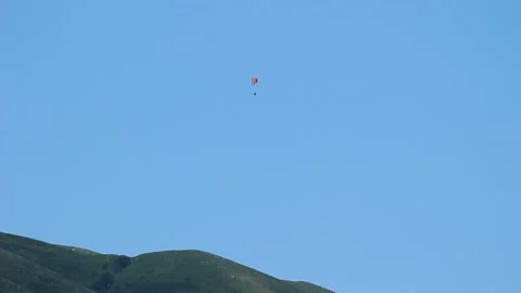 Paragliding above mountain Video stock 131508473