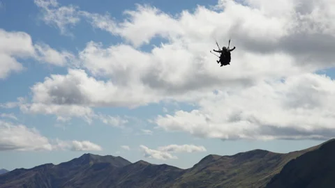 Paragliding above the mountains Vídeo Stock 196739042