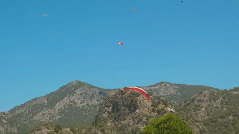 Paragliding activity against coastline. Stock-Footage 248320246
