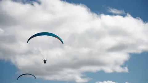 Paragliding against the cloudy sky 스톡 동영상 172532367