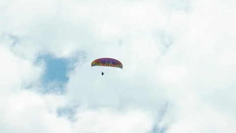 Paragliding on backdrop of blue clouds. Vídeos de archivo 247927989