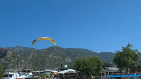 Paragliding beside coastline. Stock-Footage 220887699