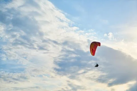 Paragliding in the blue sky Fotos de archivo