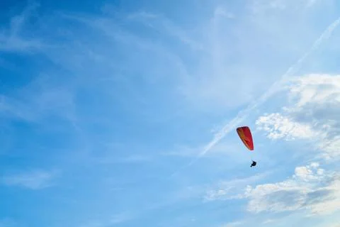 Paragliding in the blue sky Fotos de archivo