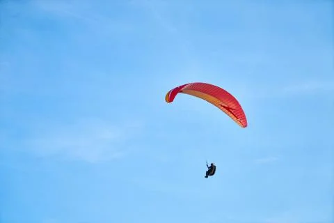 Paragliding in the blue sky Fotos de archivo