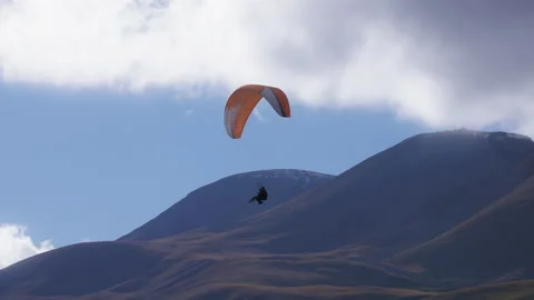 Paragliding in the Caucasus mountains 動画素材 172046012