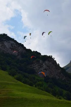 Paragliding in the Caucasus Fotos de archivo