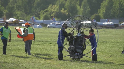 Paragliding check before the flight how the engine and propeller work. Stockbeeldmateriaal 167025195