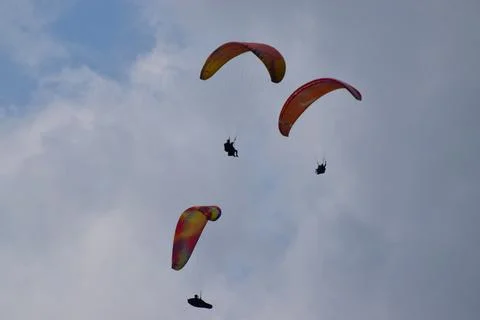 Paragliding in the clouds in the Caucasus Fotos de archivo