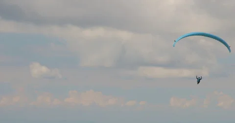 Paragliding in a cloudy day 動画素材 139519824