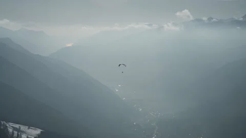 Paragliding distant mountain valley handheld shot Vídeos de archivo 341338953