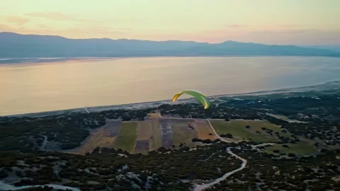 Paragliding Flying in Lake 스톡 동영상 201612371