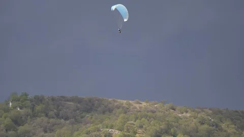 Paragliding Flying Mountain Cloudy Vídeo Stock 111411716