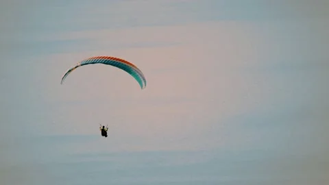 Paragliding Flying in Sea Video stock 201610033