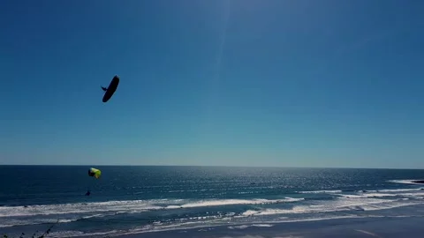 Paragliding Video stock 261110711