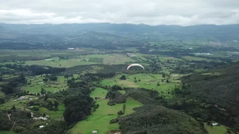 Paragliding long shot Video stock 130479301