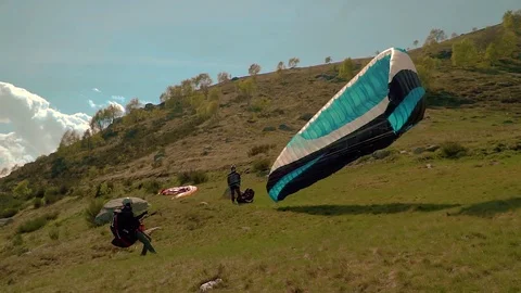 Paragliding by the mountain 스톡 동영상 75703109