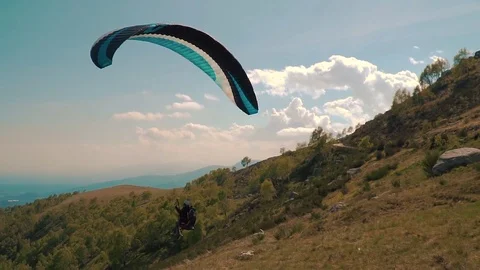 Paragliding by the mountain 스톡 동영상 75704084