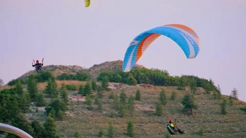Paragliding in the Mountains Video stock 201611390