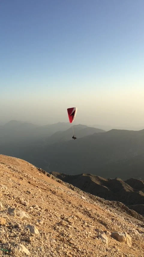 Paragliding in the mountains, Mount Takhtala Video stock 267121555
