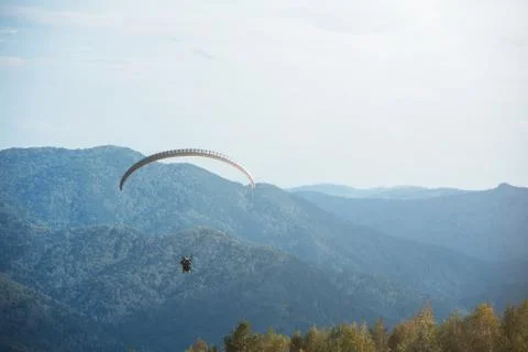 Paragliding in mountains Fotos de archivo