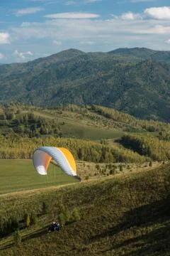 Paragliding in mountains Stock-Fotos