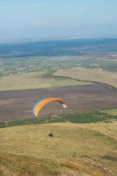 Paragliding in mountains Foto stock