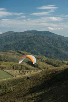 Paragliding in mountains Foto stock