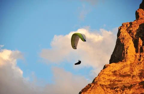 Paragliding in the mountains Stockfoto's