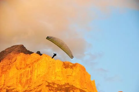 Paragliding in the mountains Stockfoto's