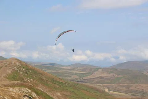 Paragliding near Sevan Fotos de archivo