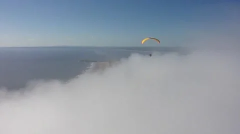 Paragliding over cloudscape 스톡 동영상 3376131