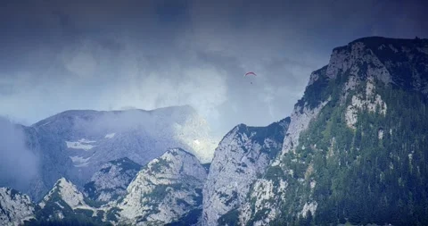 Paragliding Over the German Alps Stockbeeldmateriaal 284821016