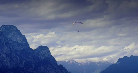Paragliding Over the Italian Alps 库存影片 284820719