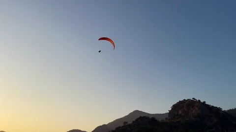 Paragliding Over Mountain Landscape At Sunset 库存影片 327863677