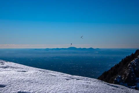 Paragliding over the plain Foto stock