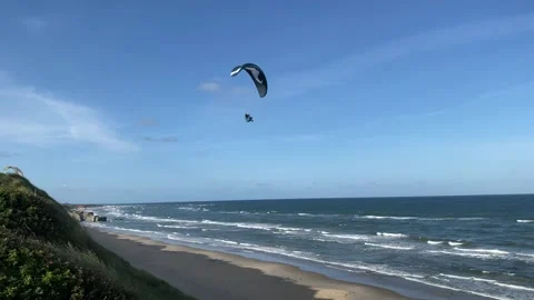 Paragliding over a wide beach with a view of the sea, Lokken, Jutland, Denmark, Vídeo Stock 282678554