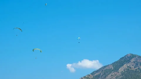 Paragliding party in blue sky. Stock-Footage 237555448