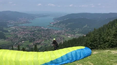 Paragliding pilot doing the final preparations before take off Video stock 160621336